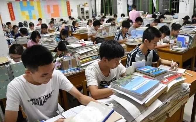 重庆美术集训画室：听说艺考生总是被艺考和文化课混合双打？